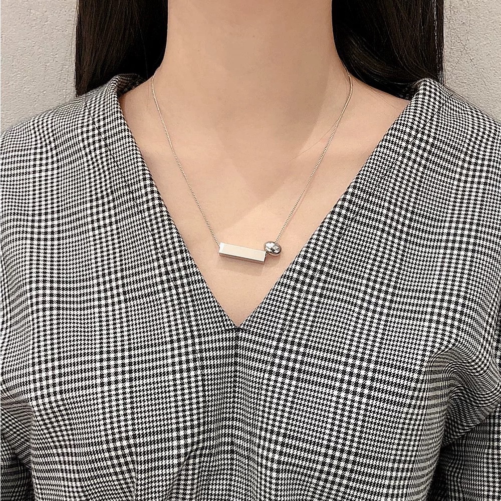 Silver minimalist geometric luxury niche COS-style 3D square clavicle necklace.